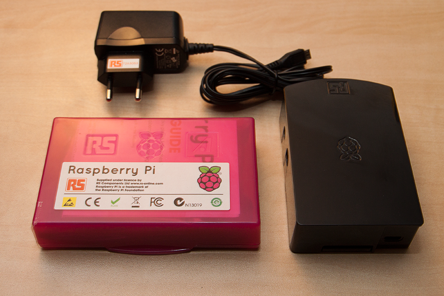 Raspberry Pi mit passendem Gehäuse und Netzteil